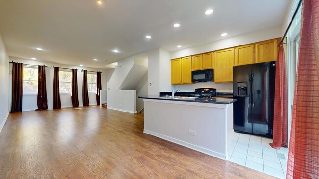 Building Photo - 556 E 32nd St