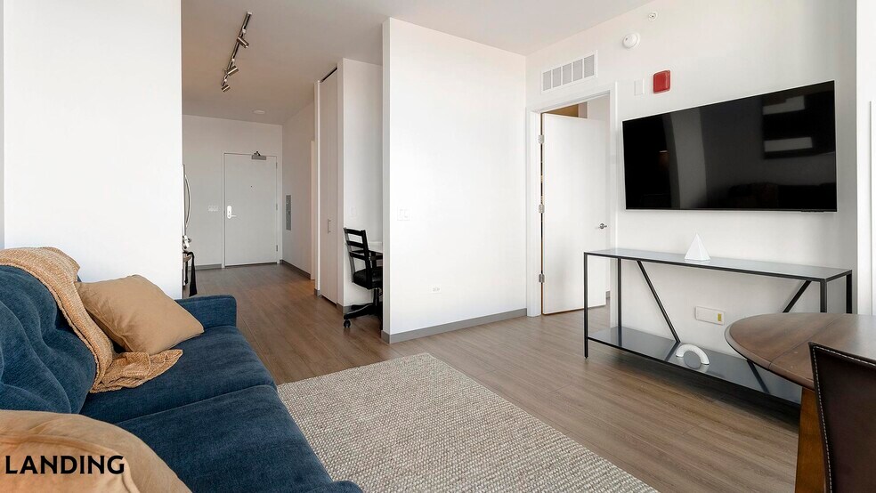 Building Photo - 513 S Damen Ave