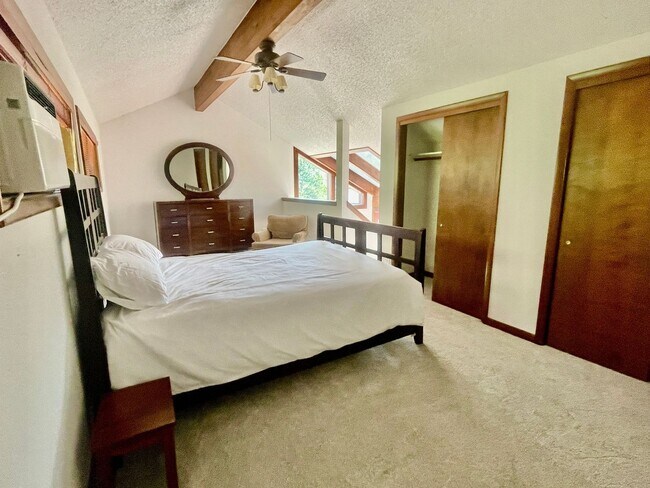 Building Photo - 3 Bedroom Townhome in Durango