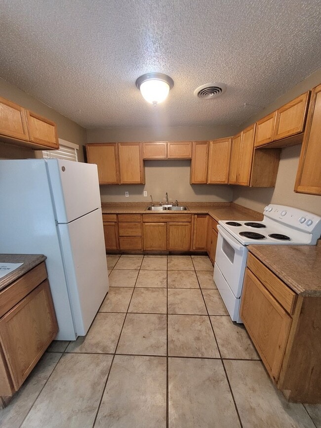 Building Photo - 3 bed 2 bath with large backyard!