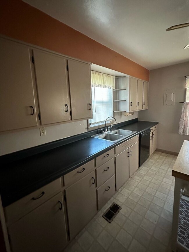 Building Photo - Charming 2 Bed 1 Bath House For Rent in Bo...