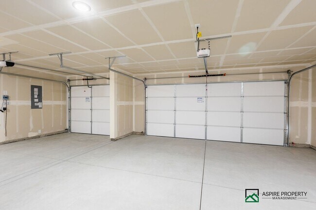 Building Photo - Brand New 5 Bed 3 Bath home 2600sf+ and a 3 car garage