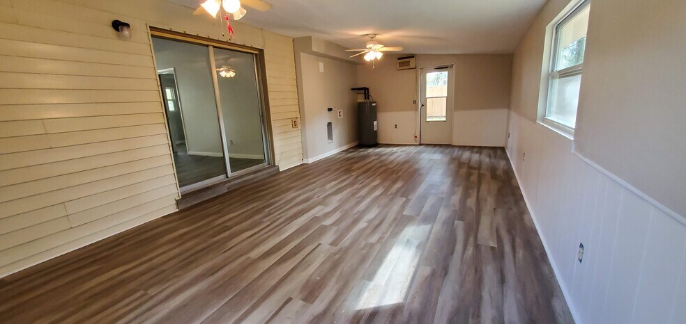 Building Photo - 1104 Sebago Ave N