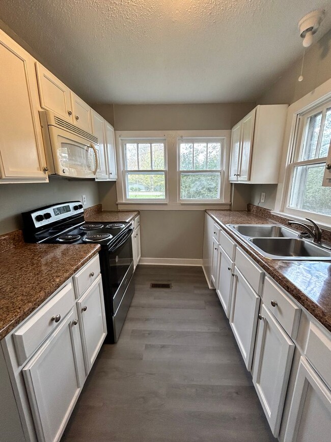 Building Photo - Charming 2 Bed, 1 Bath, Attached Carport and Spacious Yard!