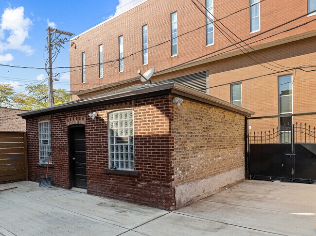 Building Photo - 3744 W Eastwood Ave