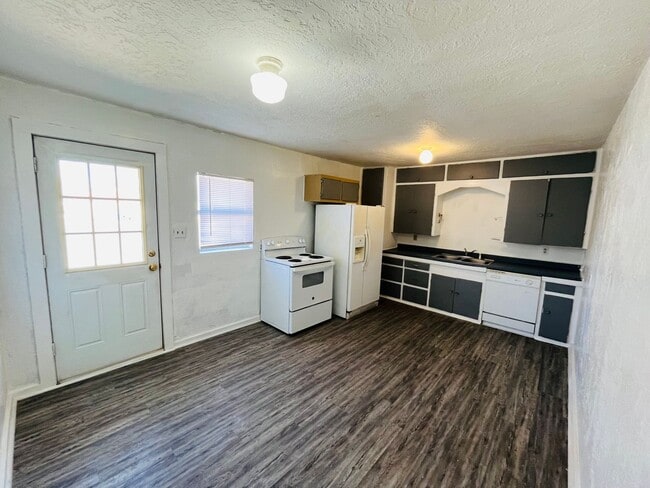 Building Photo - 3 bed 1 bath