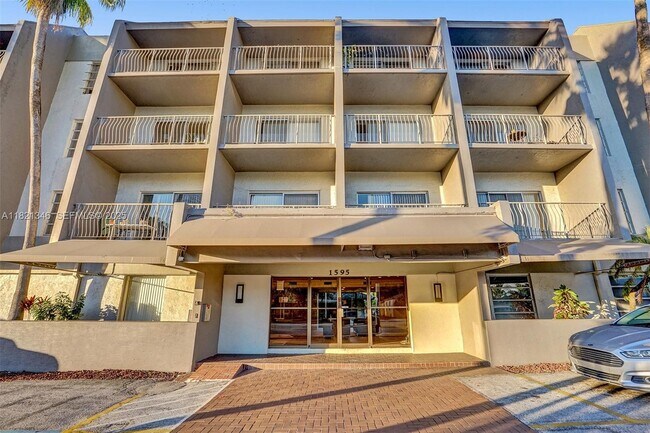 Building Photo - 1595 NE 135th St