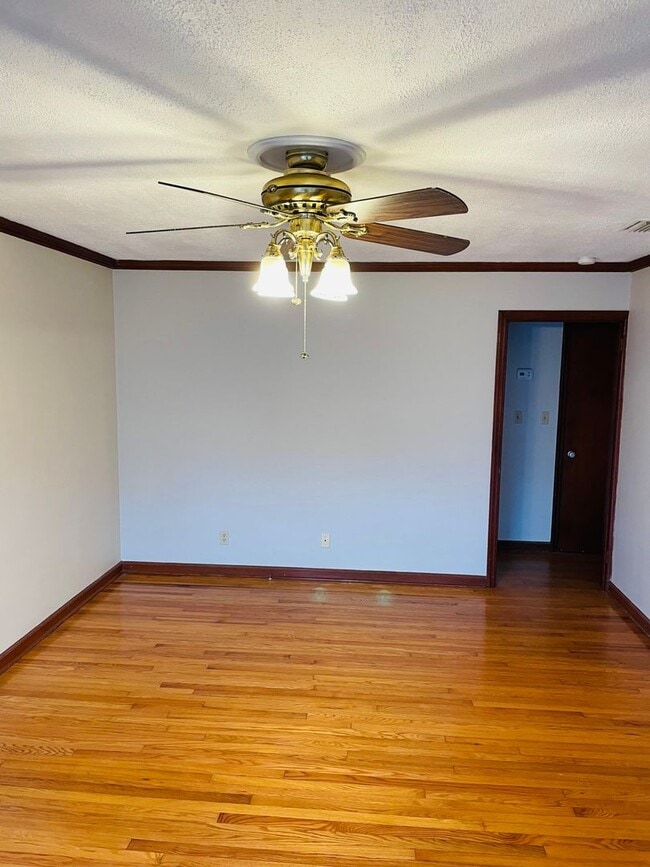 Building Photo - Midtown Charmer