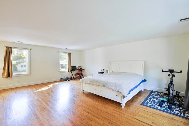 Building Photo - 30 Violet Pl
