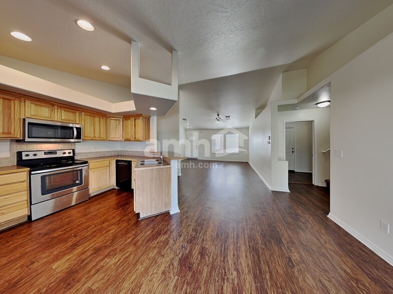 Building Photo - 410 S Saddlerock Ave