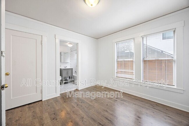 Building Photo - 1015 47th St