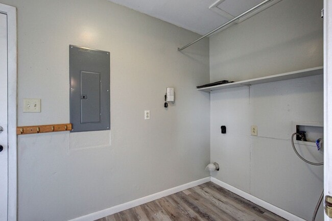 Building Photo - 729 Welsey Dr
