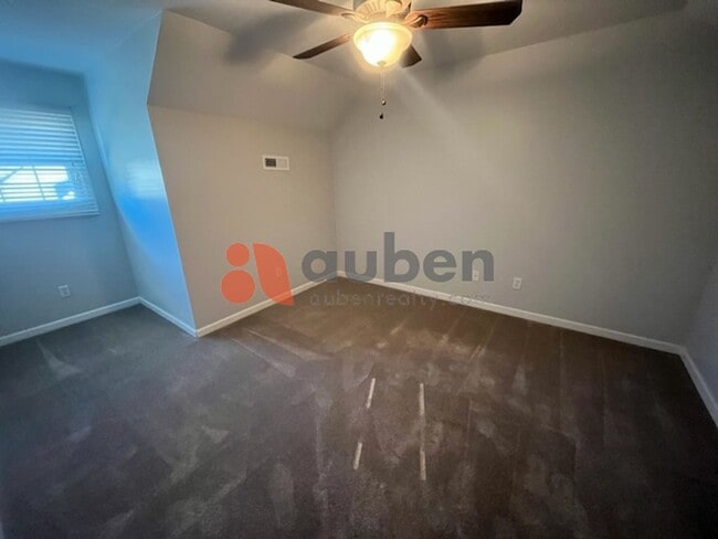 Building Photo - HALF OFF FIRST MONTHS RENT!  Charming 3 Be...