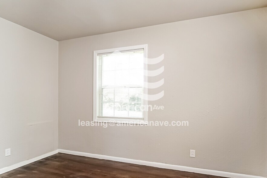 Building Photo - 4633 N St Louis Ave