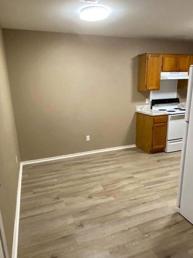 Building Photo - Cute 3 Bedroom Duplex Coming Available!