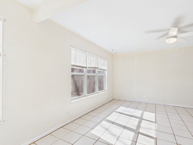 Building Photo - 512 Kraupahen St