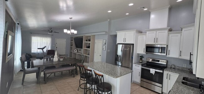 Building Photo - 624 S Vaughn Ave