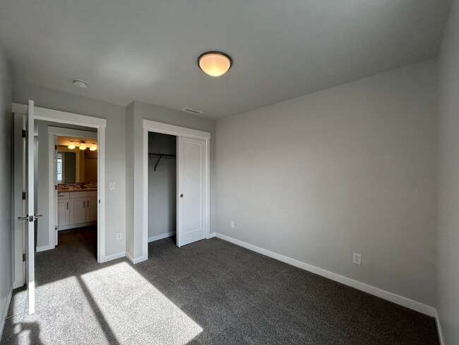 Building Photo - Modern 3 Bed, 2.5 Bath Townhouse for Rent!