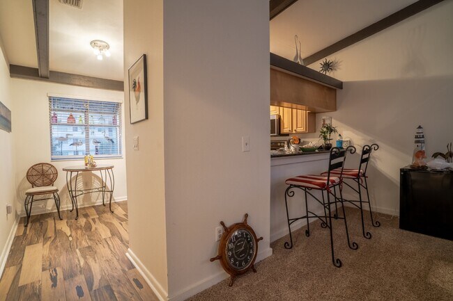 Building Photo - Gorgeous 2/2 condo at Indian Shores