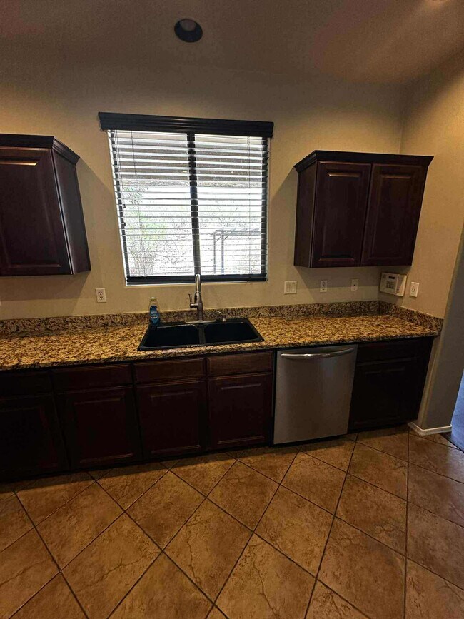Building Photo - 1120 E Mt Shibell Dr