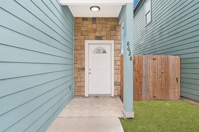 Building Photo - 8628 Scott St