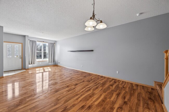 Building Photo - The Lakes Townhome