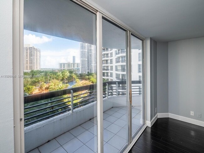 Building Photo - 3600 Mystic Pointe Dr