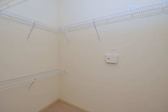 Building Photo - Convenience Meets Comfort in Houston