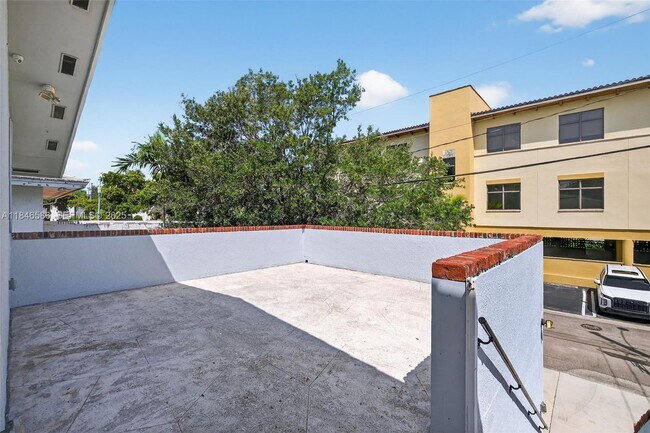 Building Photo - 539 Menendez Ave