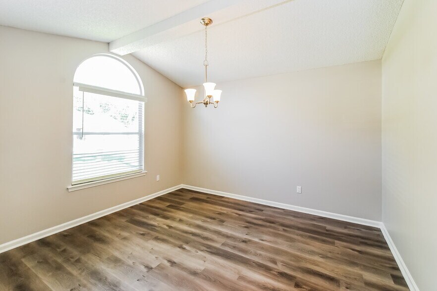 Building Photo - 3750 Barbizon Cir S