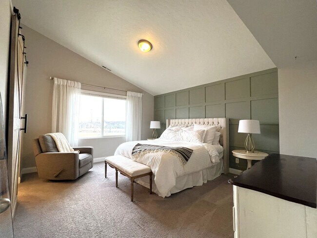 Building Photo - Welcome to this charming 3 bed 2.5 bath ho...