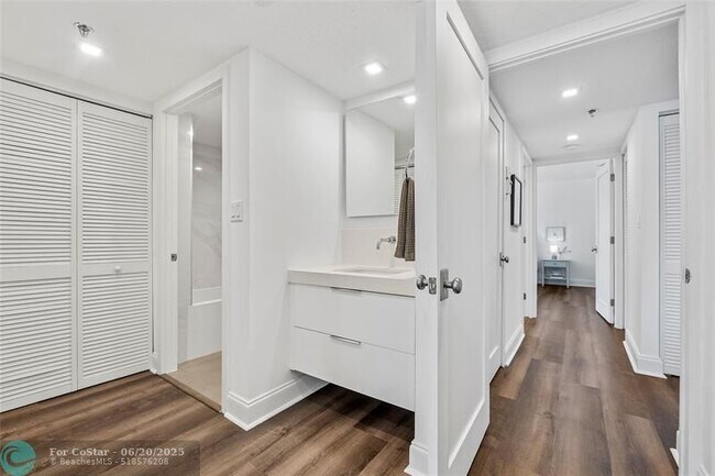Building Photo - 20515 E Country Club Dr