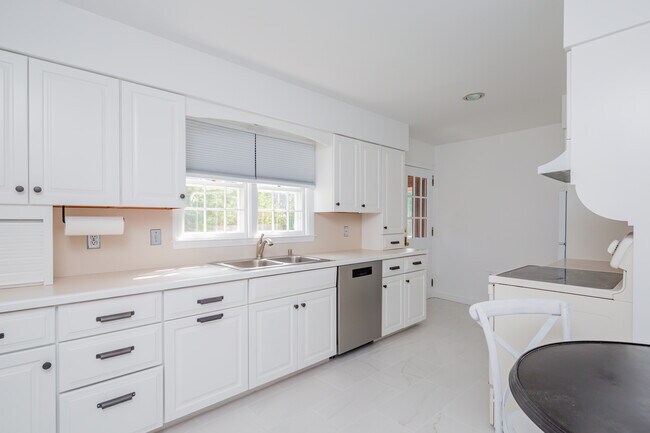 Building Photo - 11 Meadowlark Ln