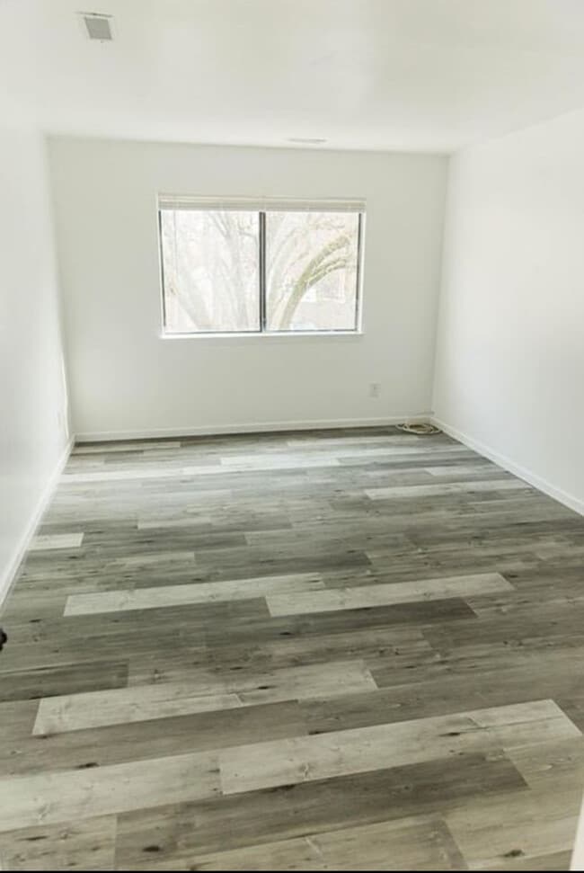 Building Photo - Condo - private Main bedroom with private ensuite bathroom