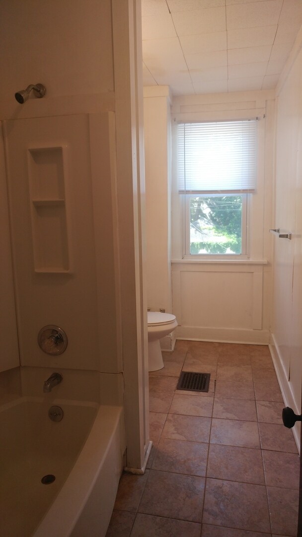 Building Photo - 2-Story House, 4Bed/2Bath washer/dryer hoo...