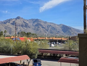 Building Photo - 6301 N Barcelona Ct