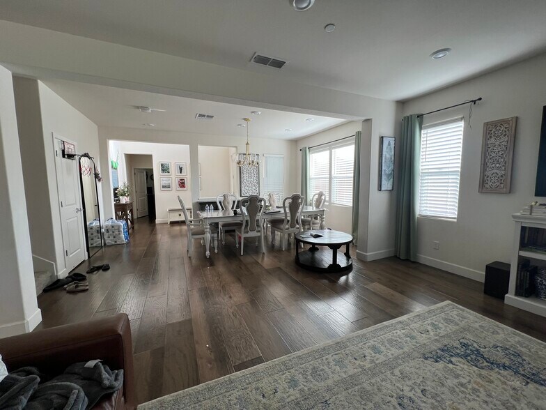 Building Photo - 2481 Azalea Ave