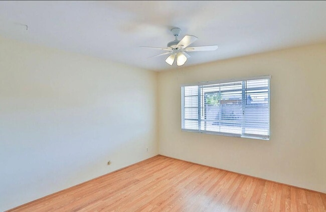 Building Photo - 2421 W Anderson Ave