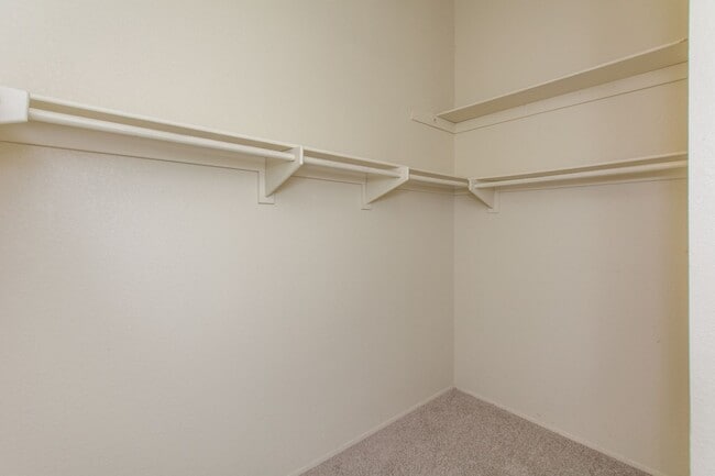 Building Photo - Highly Desirable 3 bedroom / 3 bath Cul-de...