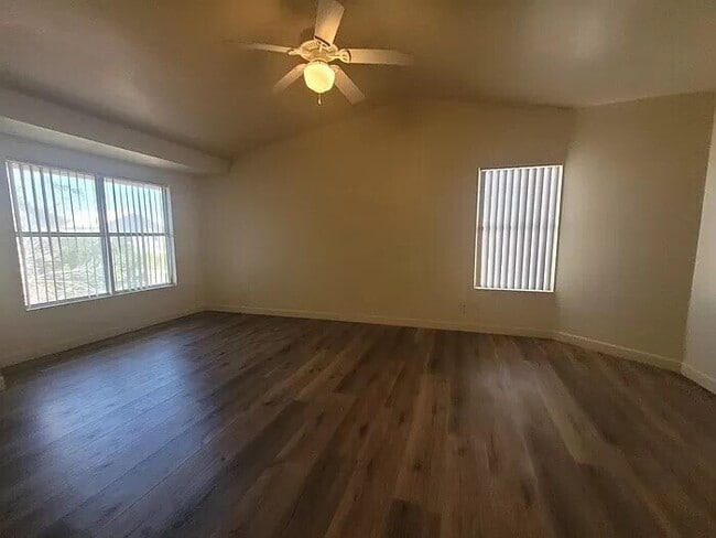 Building Photo - Beautiful 4-bedroon 2.5 bath home