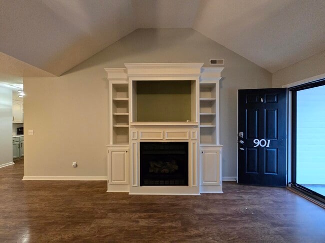 Building Photo - 901 Tristan St