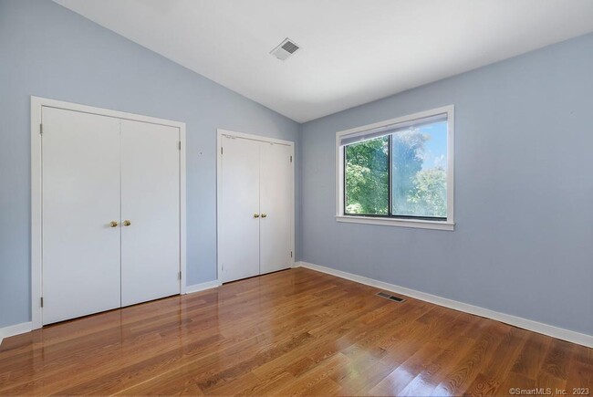 Building Photo - 585 Webbs Hill Rd