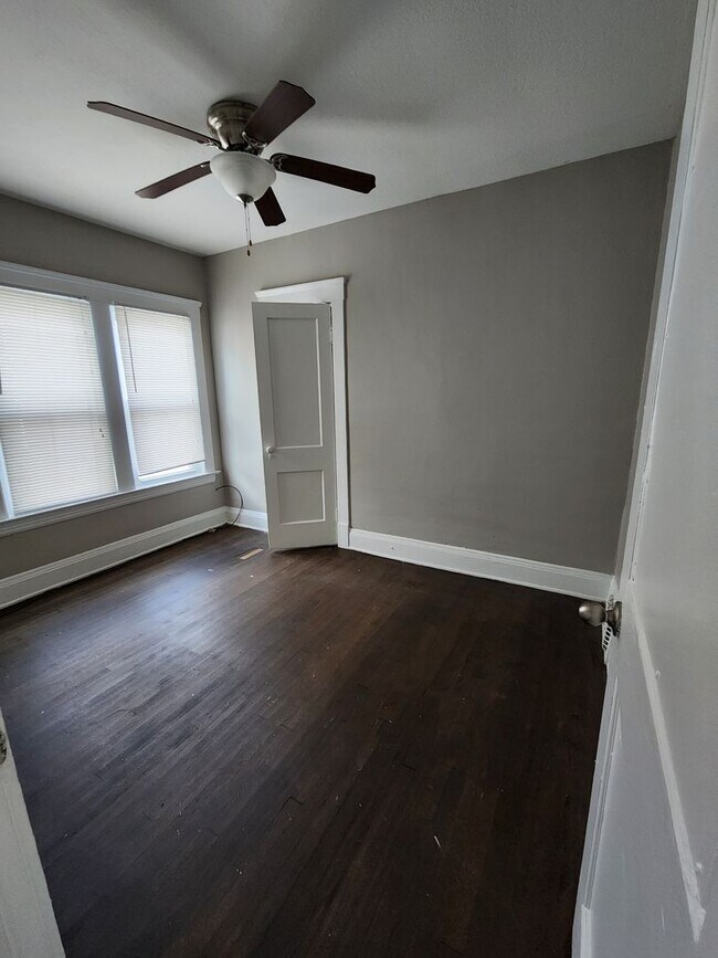 Building Photo - Spacious 2 Bedroom Available