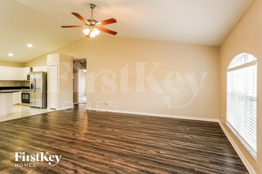 Building Photo - 2709 SW 4th Ave