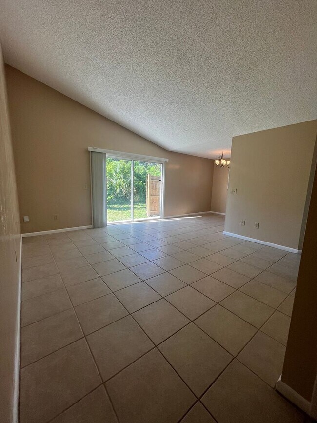 Building Photo - Super Cute 3bd 2bath with Florida Room!!