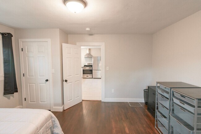 Building Photo - Three Bedroom One Bath