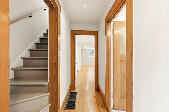 Building Photo - Classic 3bed/2bath Home Near Lake Merritt with Fresh Updates