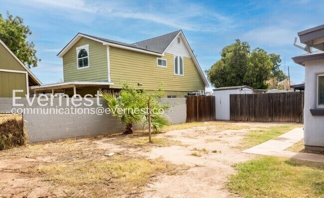 Building Photo - Spacious Town Home with All Essential Amenities | Pet Friendly