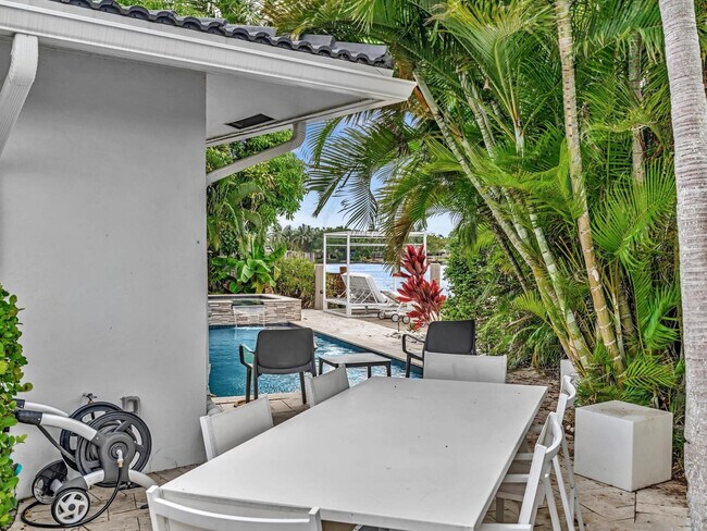 Building Photo - 1640 NE 43rd St