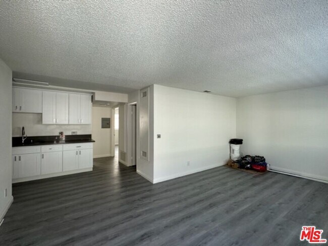 Building Photo - 4832 Rosewood Ave